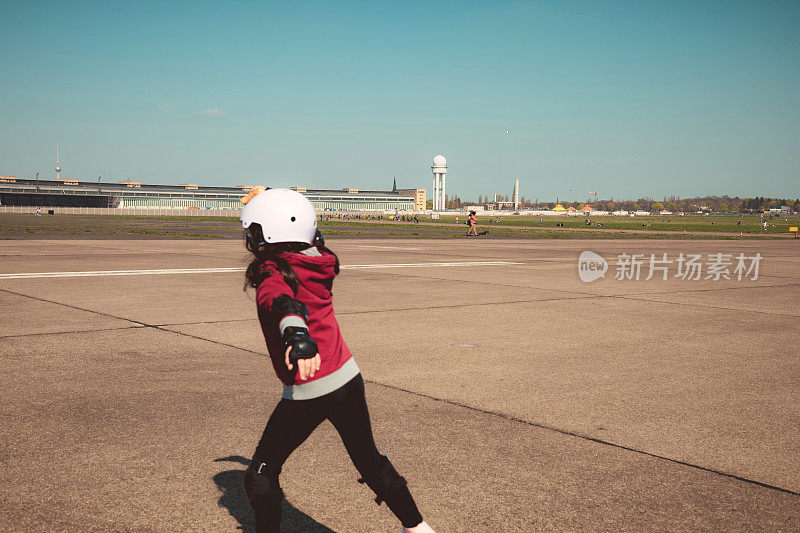 柏林Tempelhofer Feld上穿着旱冰鞋的小女孩